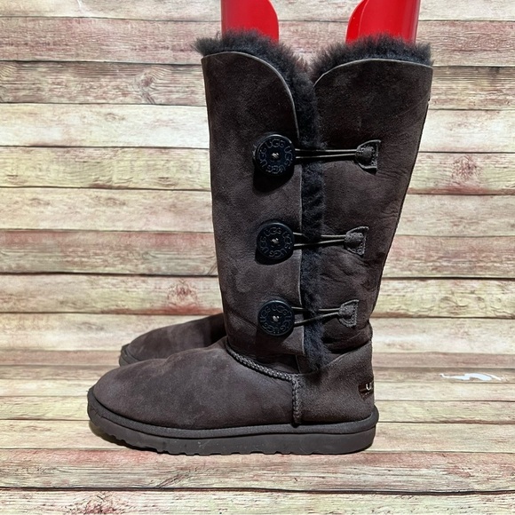 Ugg Brown Tripple Button Bailey Boots - Picture 1 of 11